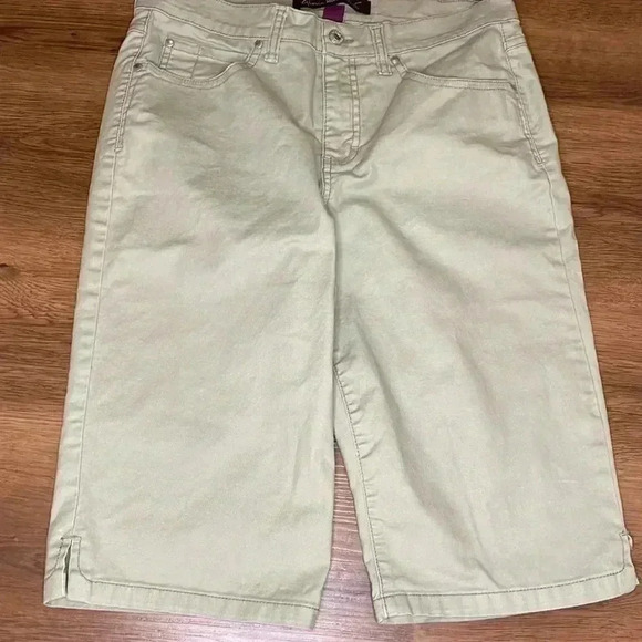 Cute Gloria Vanderbilt Missy Size 8 Bermuda Shorts - Picture 1 of 8